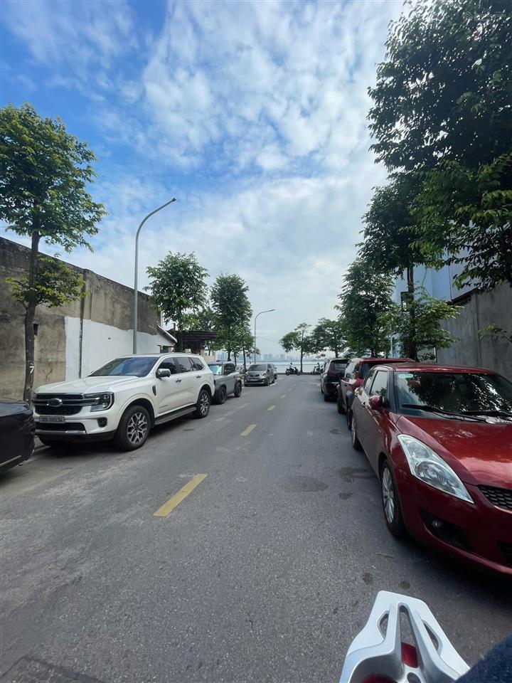Cho thuê nhà sân vườn mp tô ngọc vân 300m2, mt 13m, 3 tầng, vỉa hè rộng, gần hồ tây 130tr/tháng