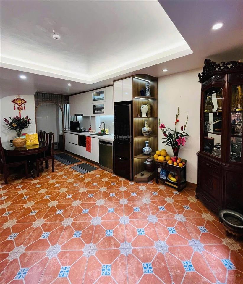 Nhà phố văn cao 35m*6t, mt 4.8m, ngõ rộng 2m, cách 3 nhà ra phố, qh ổn định, gần hồ tây, về ở ngay