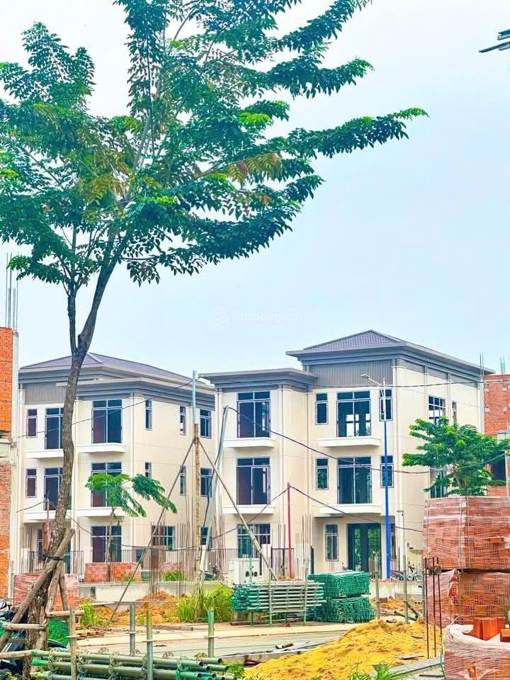 Chỉ 15,9 tỷ  biệt thự 300m² cạnh trung tâm hành chính tỉnh bình dương, đã có nhà, có sổ.