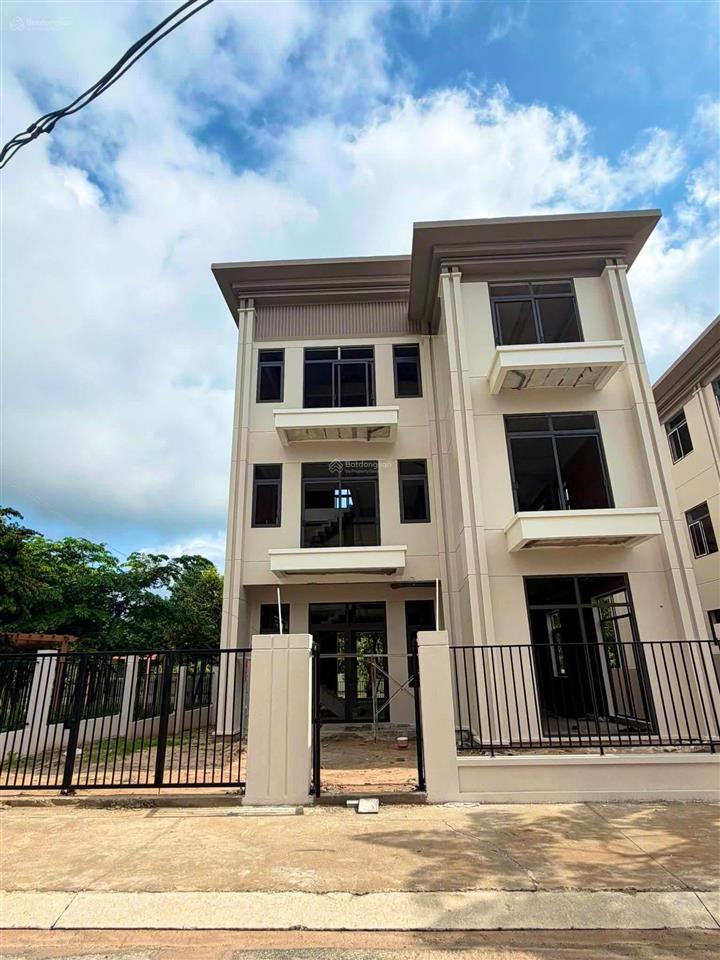 Chỉ 15,9 tỷ  biệt thự 300m² cạnh trung tâm hành chính tỉnh bình dương, đã có nhà, có sổ.