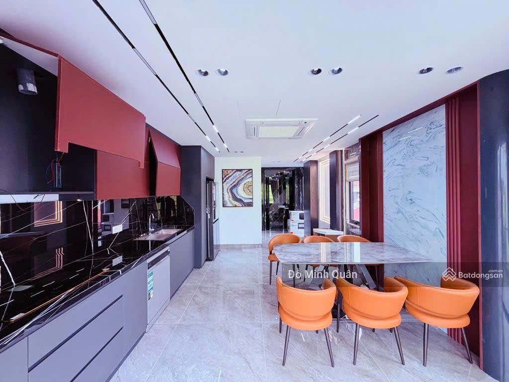 Nguyễn văn cừ lô góc 3 thoáng 8 tầng thang máy, ô to tránh đỗ xe ngày đêm, 300m ra mặt phố