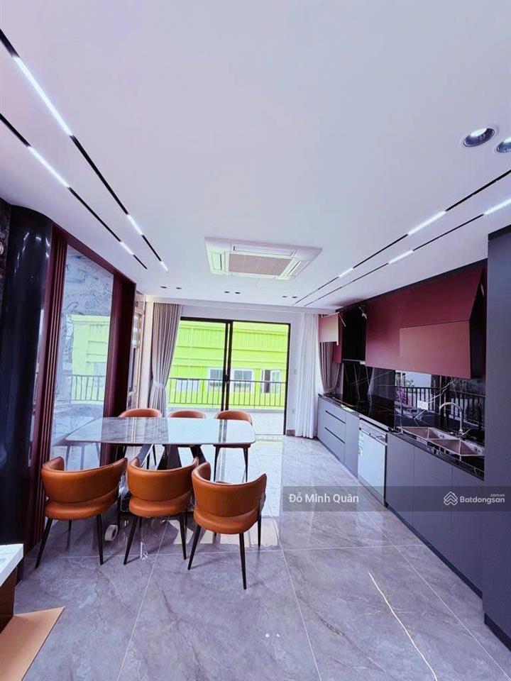 Nguyễn văn cừ lô góc 3 thoáng 8 tầng thang máy, ô to tránh đỗ xe ngày đêm, 300m ra mặt phố