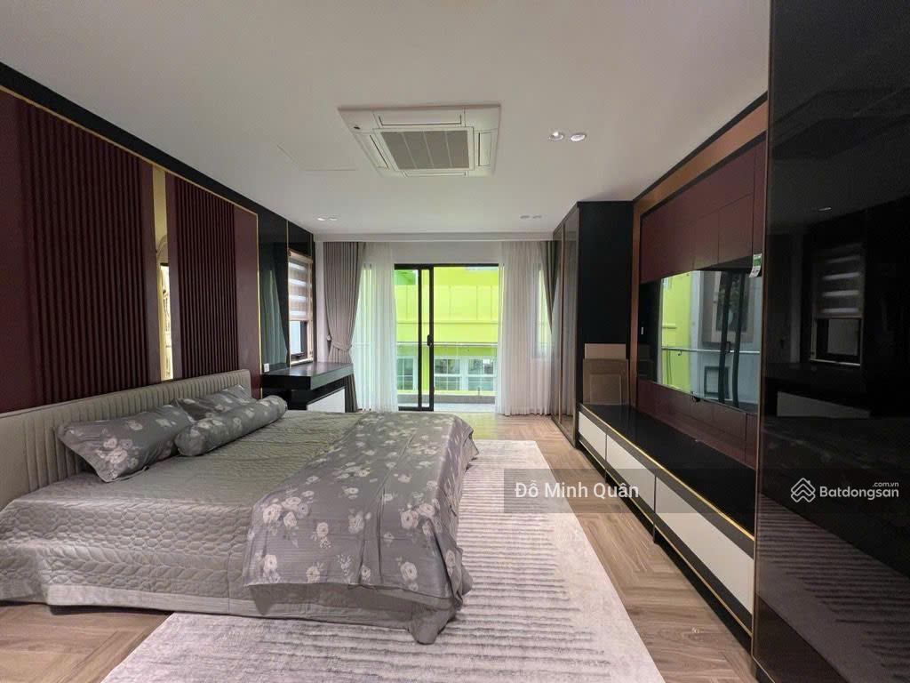 Nguyễn văn cừ lô góc 3 thoáng 8 tầng thang máy, ô to tránh đỗ xe ngày đêm, 300m ra mặt phố