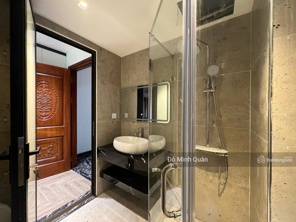 Nguyễn văn cừ lô góc 3 thoáng 8 tầng thang máy, ô to tránh đỗ xe ngày đêm, 300m ra mặt phố