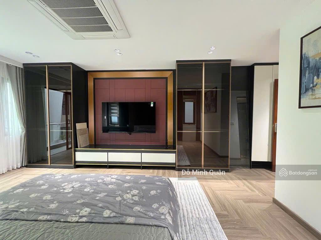 Nguyễn văn cừ lô góc 3 thoáng 8 tầng thang máy, ô to tránh đỗ xe ngày đêm, 300m ra mặt phố