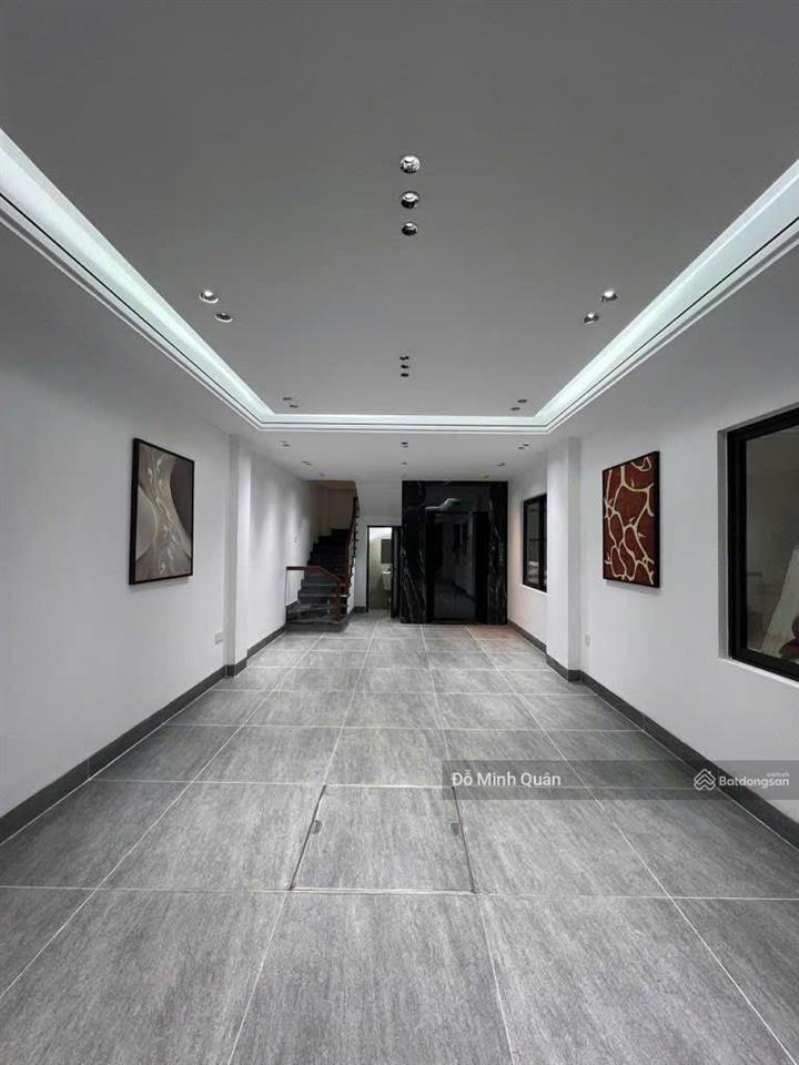 Nguyễn văn cừ lô góc 3 thoáng 8 tầng thang máy, ô to tránh đỗ xe ngày đêm, 300m ra mặt phố