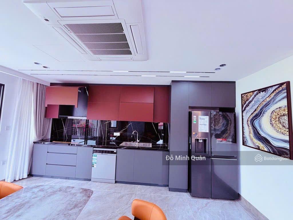 Nguyễn văn cừ lô góc 3 thoáng 8 tầng thang máy, ô to tránh đỗ xe ngày đêm, 300m ra mặt phố