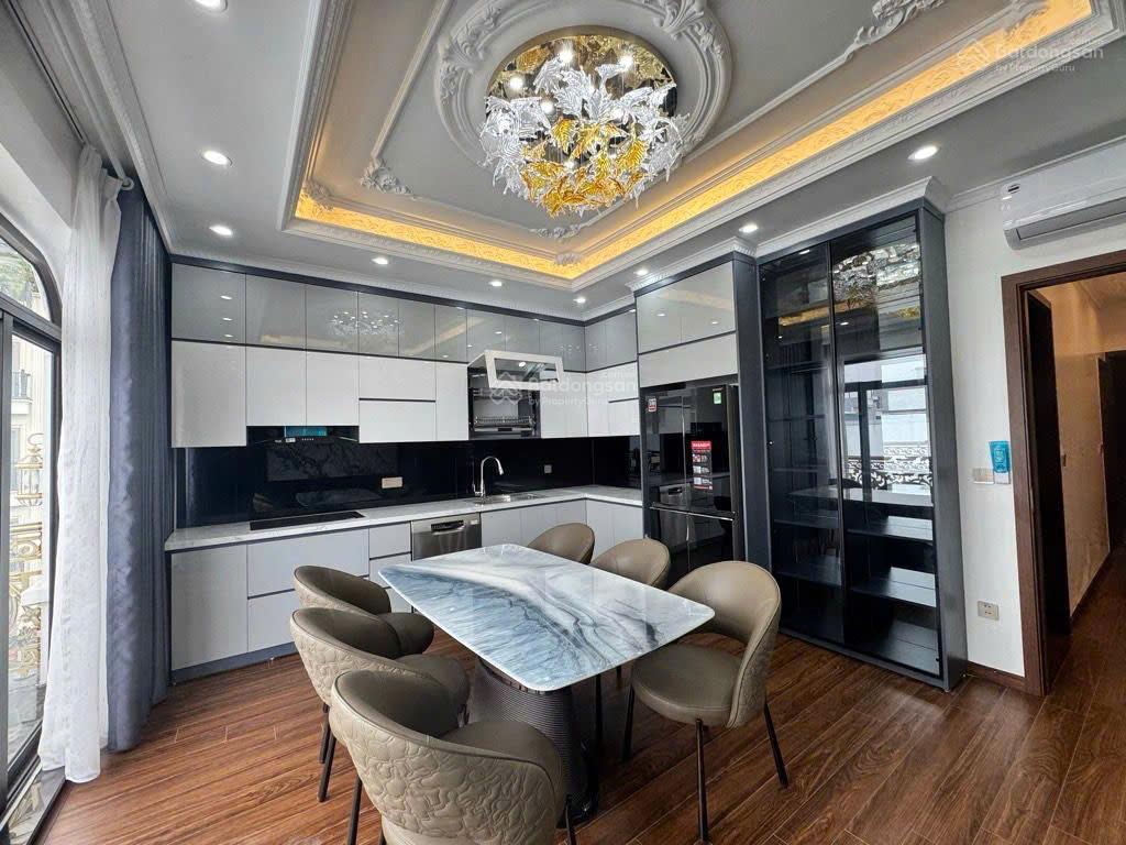 Cổ linh 55m 7 tầng thang máy  vỉa hè ô tô tránh  kinh doanh đỉnh  cách aeon chỉ vài bước chân