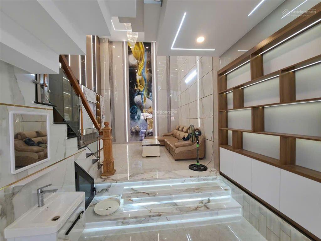 Nhà mới đẹp lung linh 5 tầng full nội gần ngã tư 4 xã giáp hòa bình, lũy bán bích