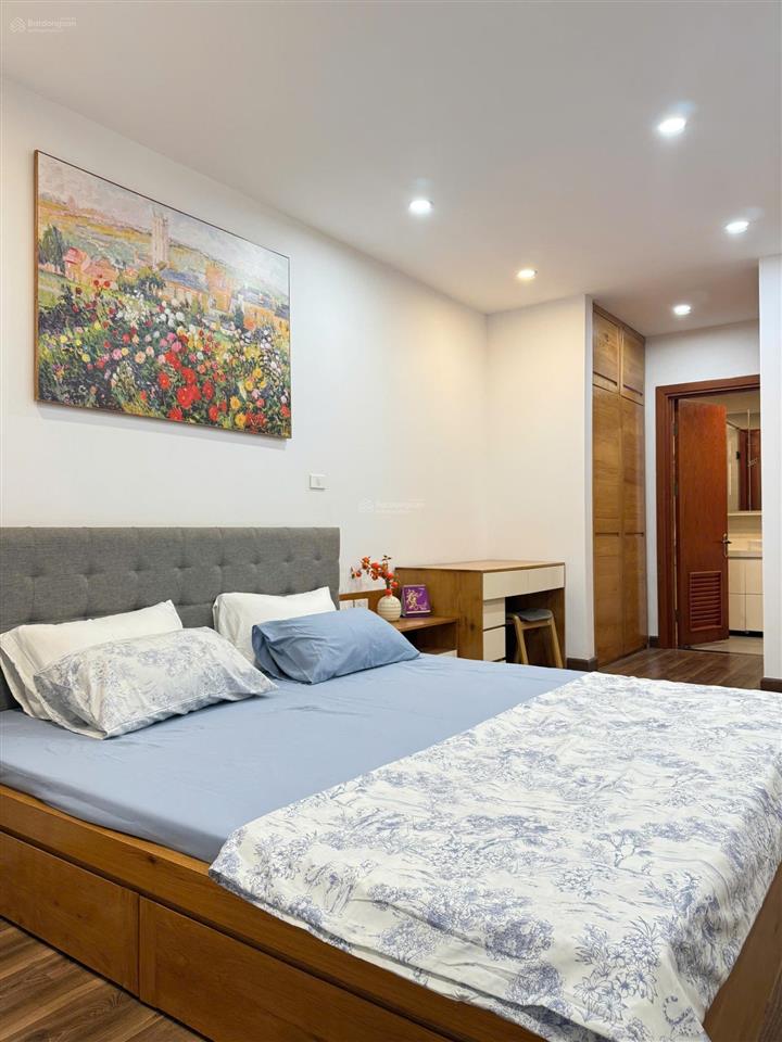 Gia đình có việc cần bán gấp căn hộ 3 pn toà s1, tầng trung  sẵn sổ công chứng được luôn