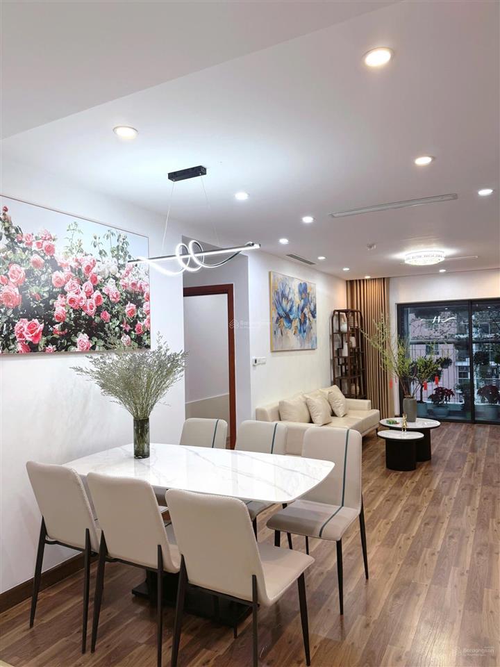 Gia đình có việc cần bán gấp căn hộ 3 pn toà s1, tầng trung  sẵn sổ công chứng được luôn