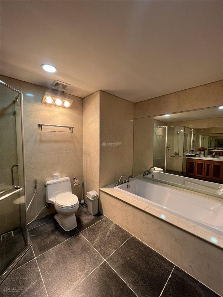 Bán căn góc 3pn 2wc, 114m2, ban công tây nam tại n03t2 ngoại giao đoàn, em đức 0387 896 ***
