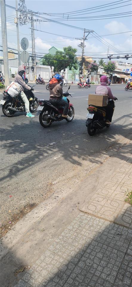 Cho thuê nhà mặt tiền nguyên căn đường nguyễn thị thập, mỹ tho, ngang 4,5m dài 30 mét 1 trệt 1 lầu.