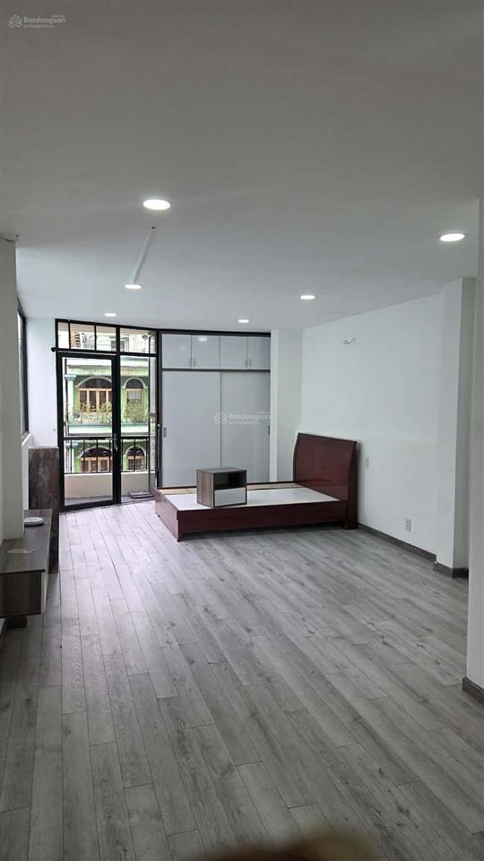 Cho thuê nhà mới đẹp nguyên căn ngay trung tâm buôn bán sầm uất nhất q5 đường nguyễn trãi 2 chiều