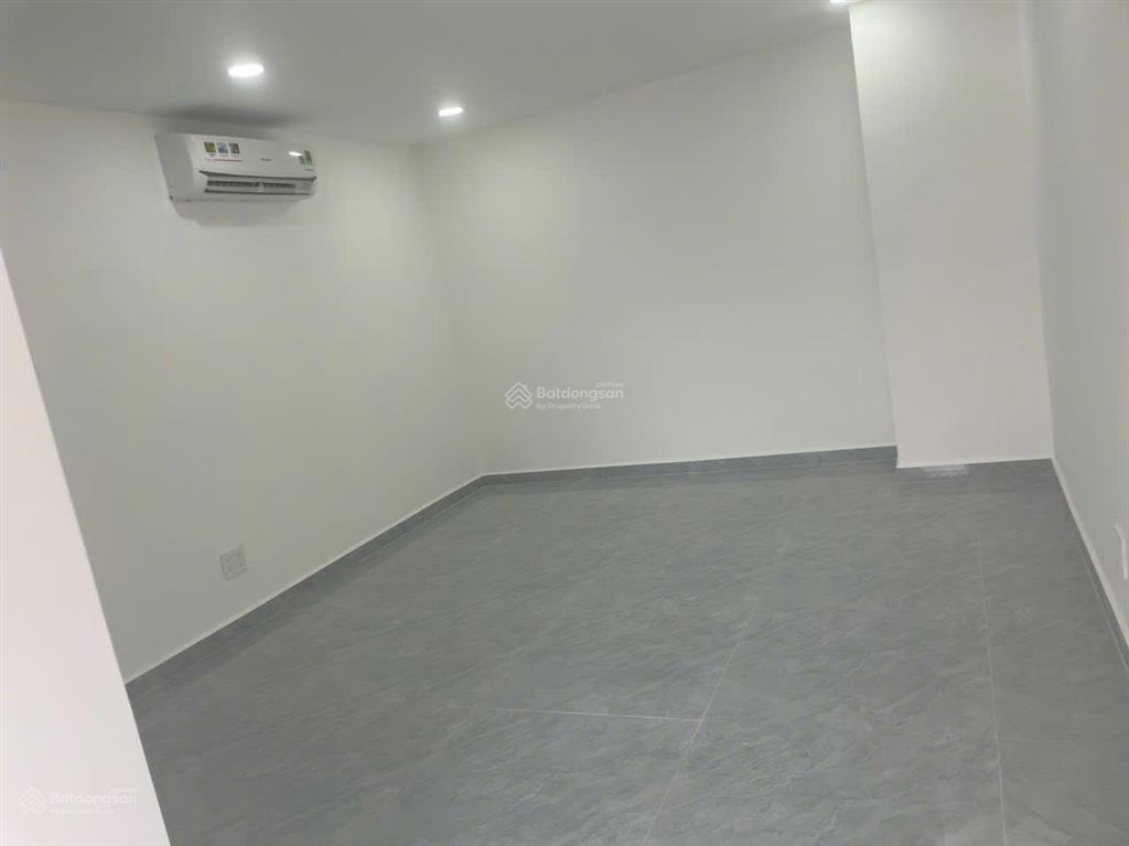 Cho thuê penthouse chung cư bảy hiền , 240m , 4pn , 4wc , giá 30tr ,  0909 455 *** trung