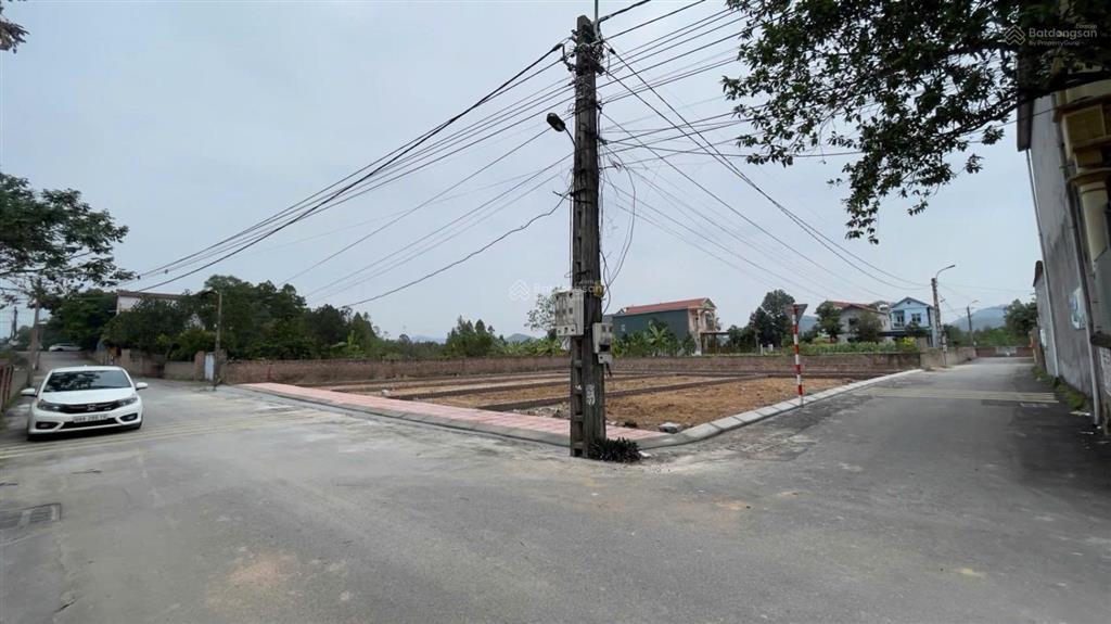 Lô góc 2 mặt tiền cách mặt hồ đại lải (đường lê duẩn) chỉ 50 mét, đường trước đất 8m có vỉa hè