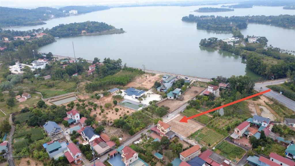 Lô góc 2 mặt tiền cách mặt hồ đại lải (đường lê duẩn) chỉ 50 mét, đường trước đất 8m có vỉa hè