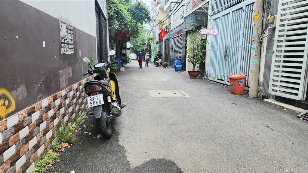 Nhà hxh 4.5 tỷ, 43m2, 2 mt thoáng gần chợ thủ đức