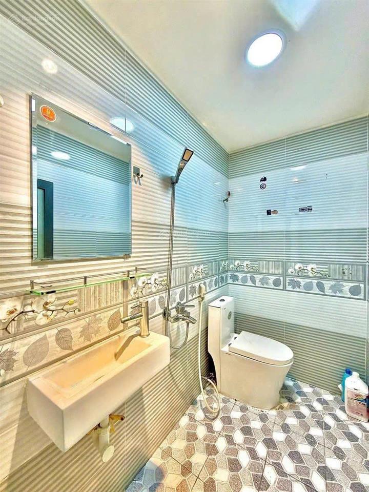 Sát mặt tiền  ngay chợ bà chiểu, bình thạnh  3.5m x 10m  3 tầng  2pn 3wc  6.45 tỷ tl