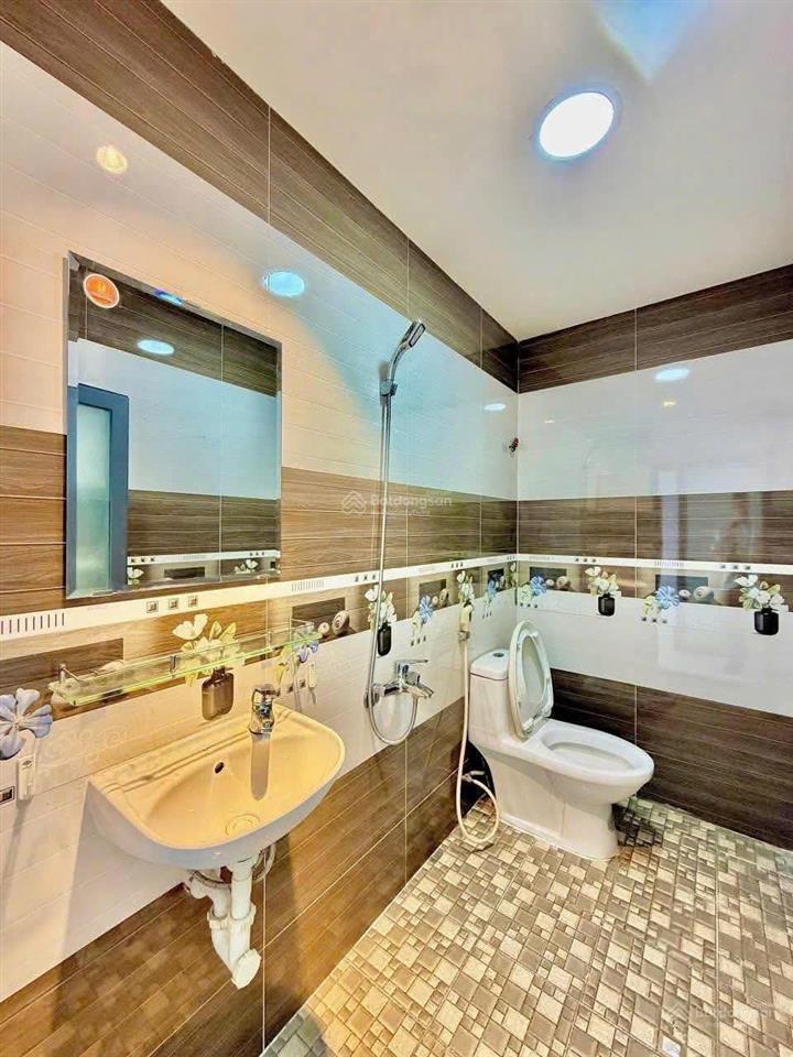 Sát mặt tiền  ngay chợ bà chiểu, bình thạnh  3.5m x 10m  3 tầng  2pn 3wc  6.45 tỷ tl