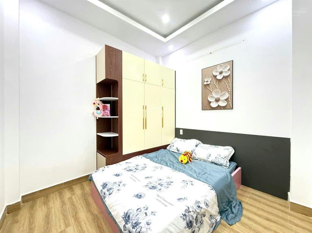 Nhà 3 tầng mới đẹp  30m ra mặt tiền  khu nhà cao tầng  39m2  3pn  sân thượng phía sau.