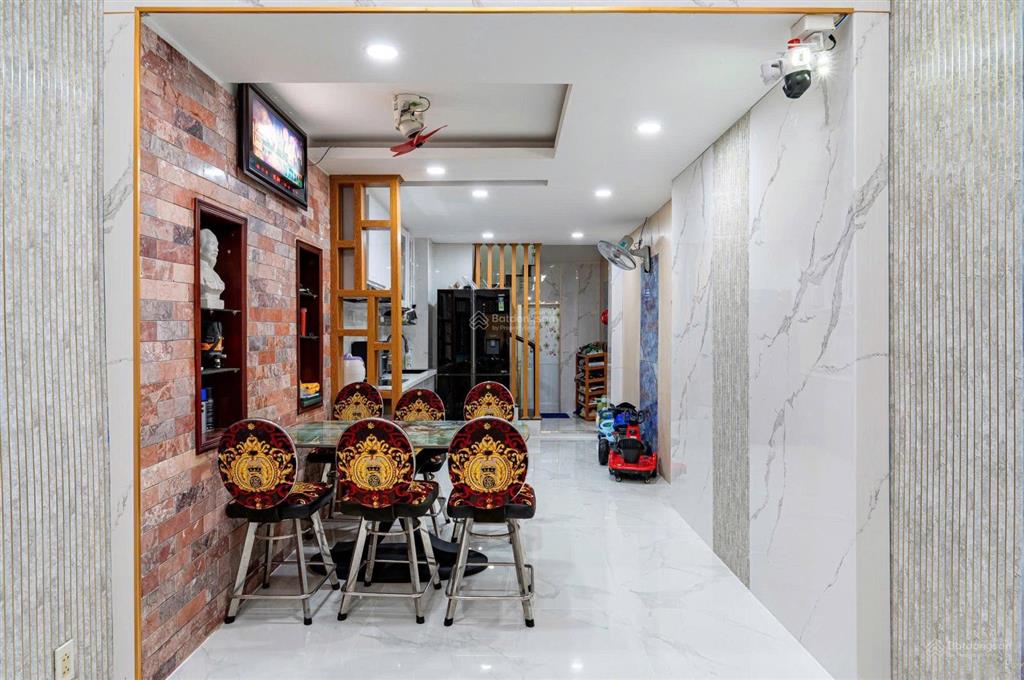 Bán nhà q10 tầng 138m2, tầng lửng 30m2, tầng 338m2, tầng 438m2, tầng 538m2 có điện mặt trời