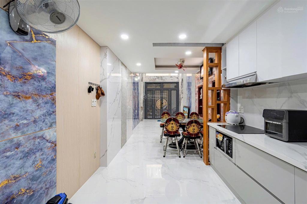 Bán nhà q10 tầng 138m2, tầng lửng 30m2, tầng 338m2, tầng 438m2, tầng 538m2 có điện mặt trời