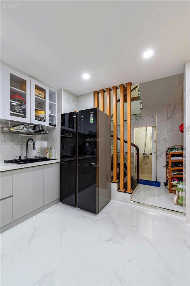 Bán nhà q10 tầng 138m2, tầng lửng 30m2, tầng 338m2, tầng 438m2, tầng 538m2 có điện mặt trời