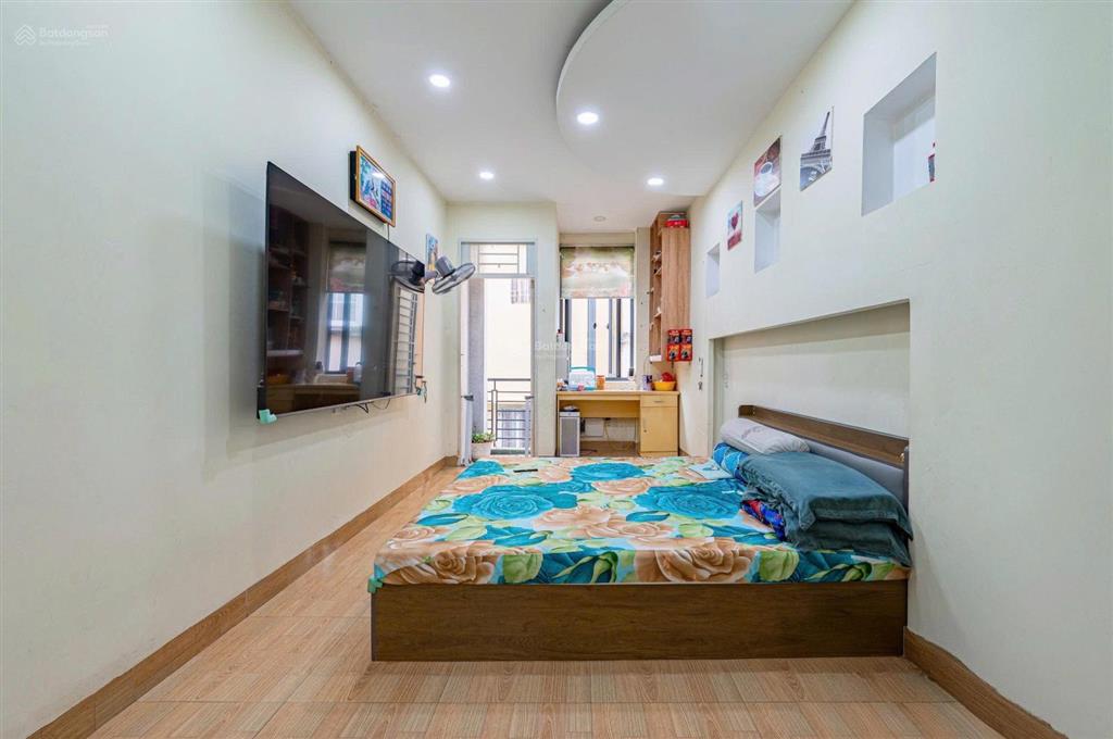 Bán nhà q10 tầng 138m2, tầng lửng 30m2, tầng 338m2, tầng 438m2, tầng 538m2 có điện mặt trời