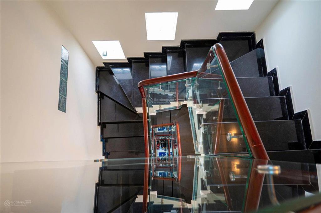 Bán nhà q10 tầng 138m2, tầng lửng 30m2, tầng 338m2, tầng 438m2, tầng 538m2 có điện mặt trời