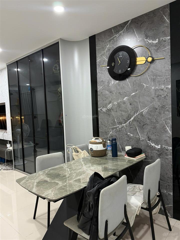 Tôi cần bán căn 79m dv1 tại tòa rose town, nhà đã có sổ hồng, tòa mới full tiện ích