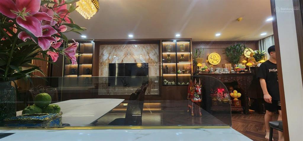 Gia đình muốn bán căn hộ tòa dv1 rose town, sẵn sổ hồng, hướng mát thoáng, nhà mới sửa để ở