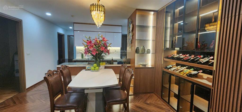 Gia đình muốn bán căn hộ tòa dv1 rose town, sẵn sổ hồng, hướng mát thoáng, nhà mới sửa để ở