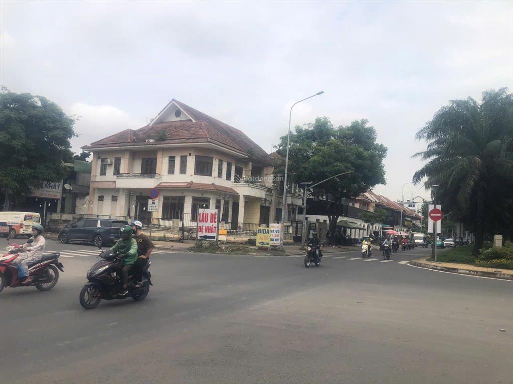 Bán nhà mt  vị trí đẹp ngay vòng xoay giải trí trung sơn