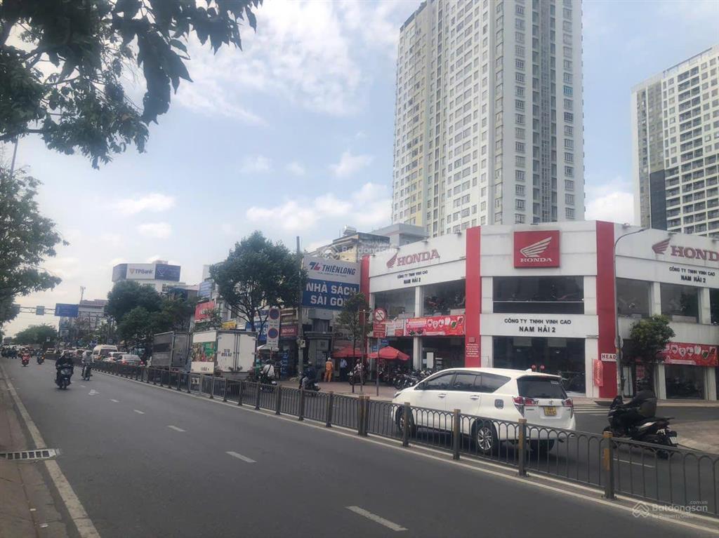 Nhà hướng đông vị trí đẹp 1 trệt 3 lầu mới 100% đường phạm hùng cách cầu nguyễn tri phương 2km