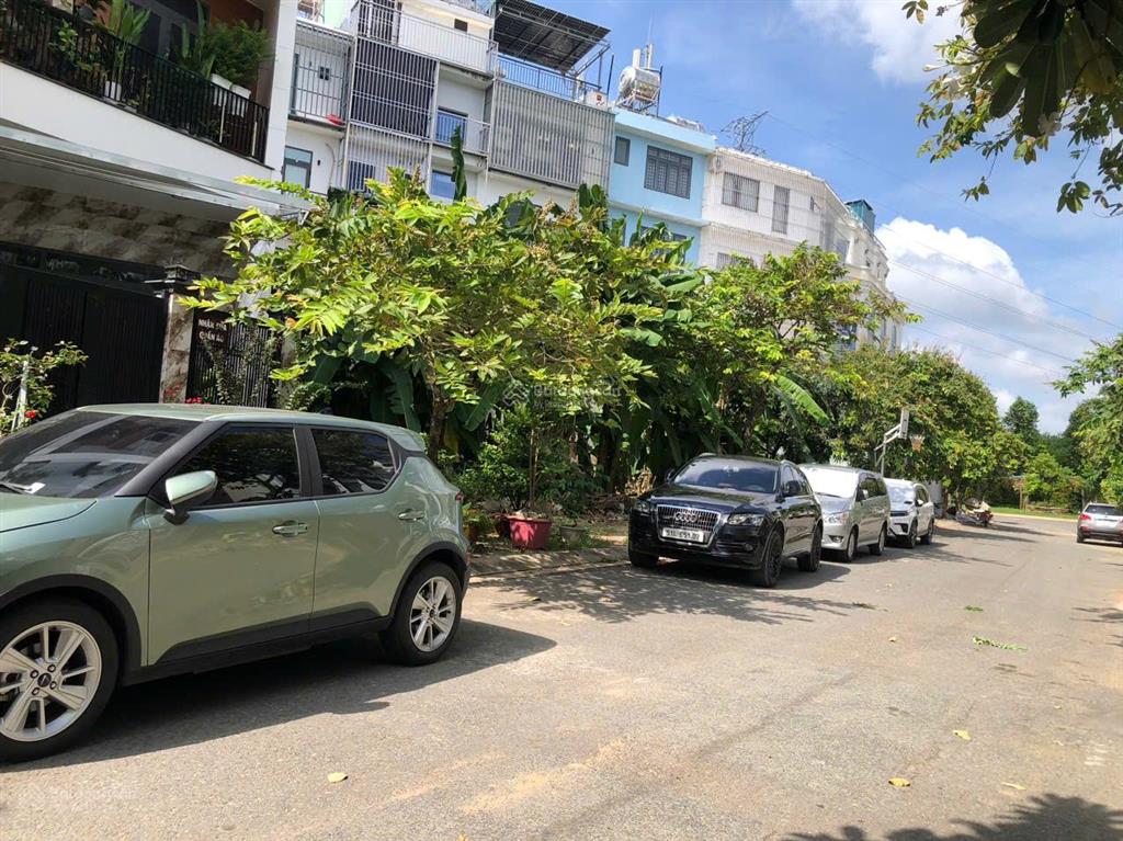 Nhà 1 trệt 3 lầu vị trí đẹp view công viên đường phạm hùng khu đô thị đại phúc. tphcm