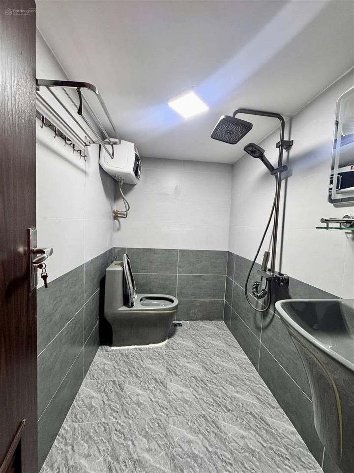 (ảnh thật)ko có căn thứ 2 3,8 tỷ, bán tt tầng 1, mặt phố hoàn kiếm, dt 50m2, sổ đỏ, tổng 3 ngủ