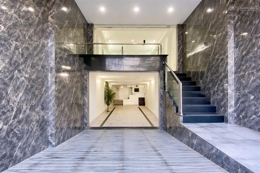 Nhà nguyễn hoàng có hầm để xe rộng 3 lầu phù hợp mọi ngành nghề, giá 40 triệu/tháng