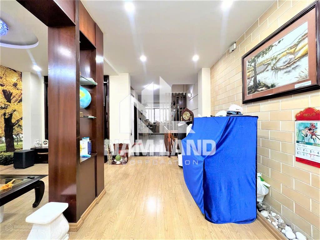 Nhà đẹp gần cầu sài gòn (800m), gần cv cao đức lân, ngang 6m, có hầm để xe rộng, giá tốt 35tr