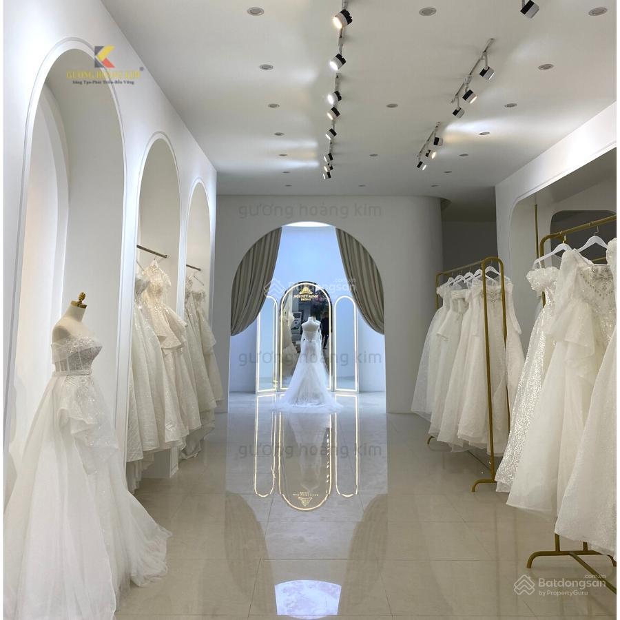 Cho thuê nhà mặt phố nguyễn văn huyên diện tích 150m2 x 7 tầng mặt tiền 10m giá 150 triệu/tháng