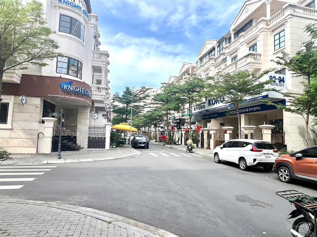 Bán nhà phố có hầm + thang máy vị trí đẹp rất thích hợp ở hoặc làm văn phòng công ty giá chỉ 23 tỷ
