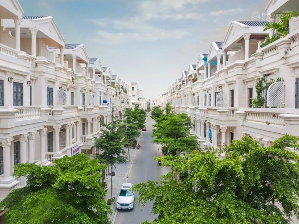 Bán nhà phố có hầm + thang máy vị trí đẹp rất thích hợp ở hoặc làm văn phòng công ty giá chỉ 23 tỷ