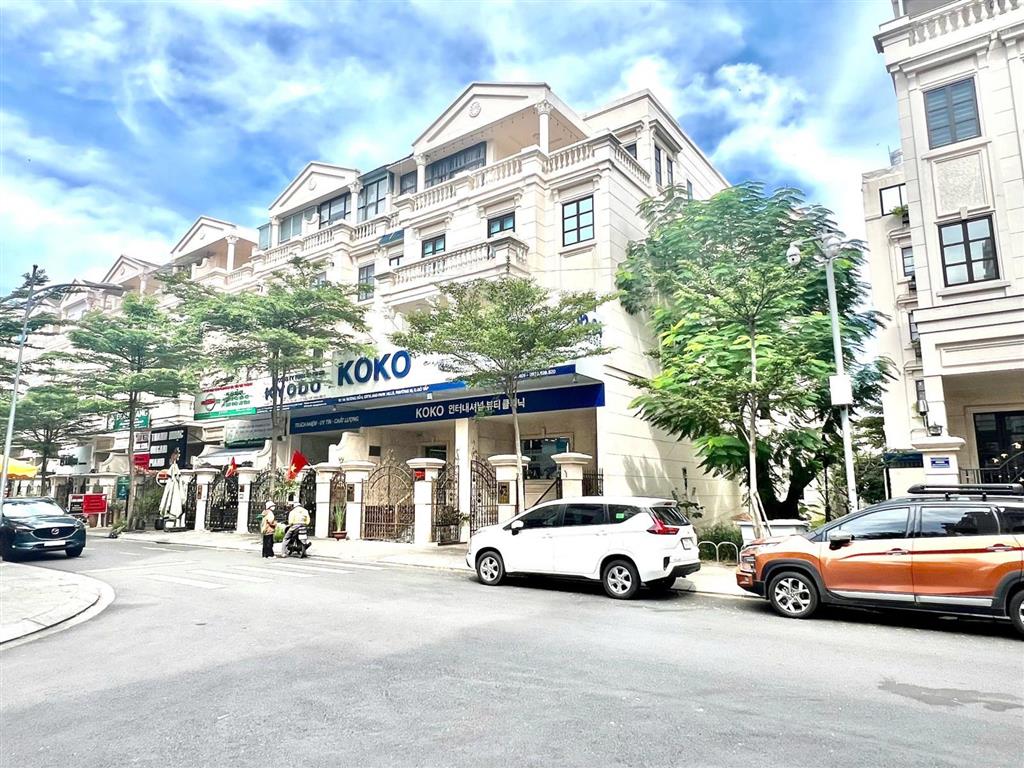 Bán nhà phố có hầm + thang máy vị trí đẹp rất thích hợp ở hoặc làm văn phòng công ty giá chỉ 23 tỷ