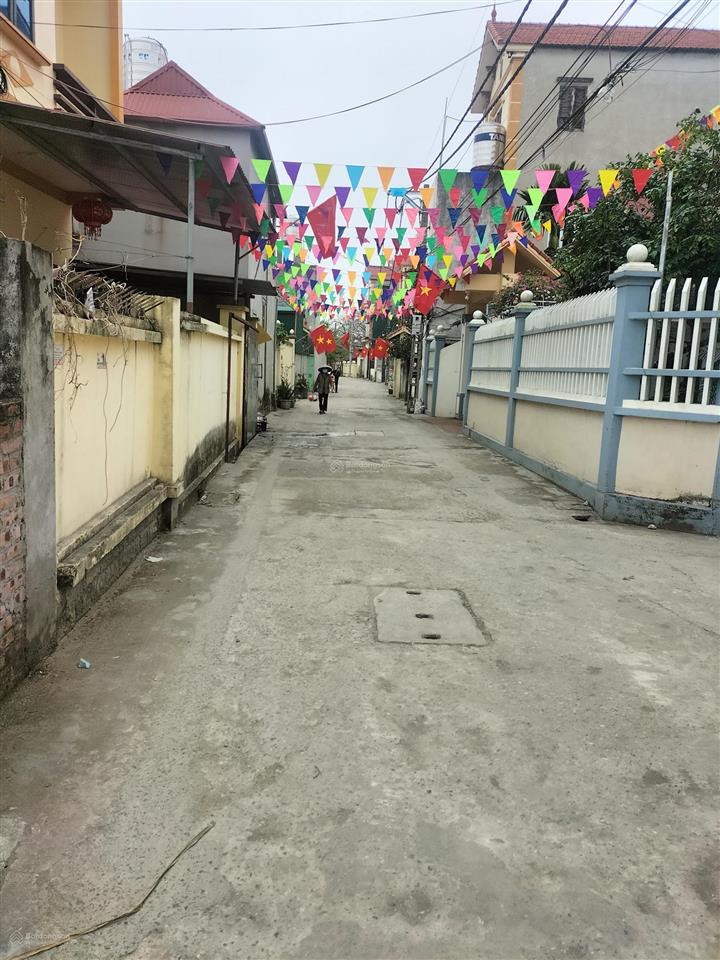 Bán đất 67,5 mét, mặt tiền 5 mét hậu 5 mét, ngõ 5 mét. trung tâm xã