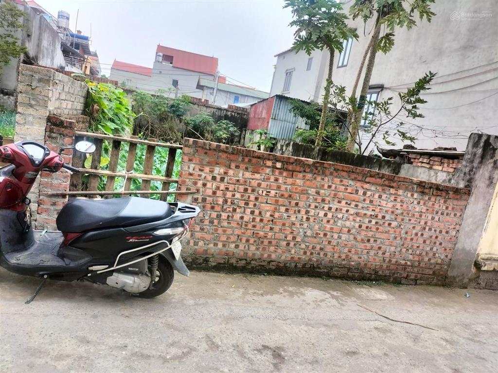 Bán đất 67,5 mét, mặt tiền 5 mét hậu 5 mét, ngõ 5 mét. trung tâm xã