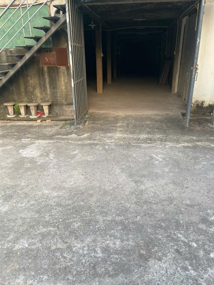 Chính chủ cho thuê kho 400m2, xe 10 tấn vào tận kho có bãi tập kết, điện nước vệ sinh đầy đủ