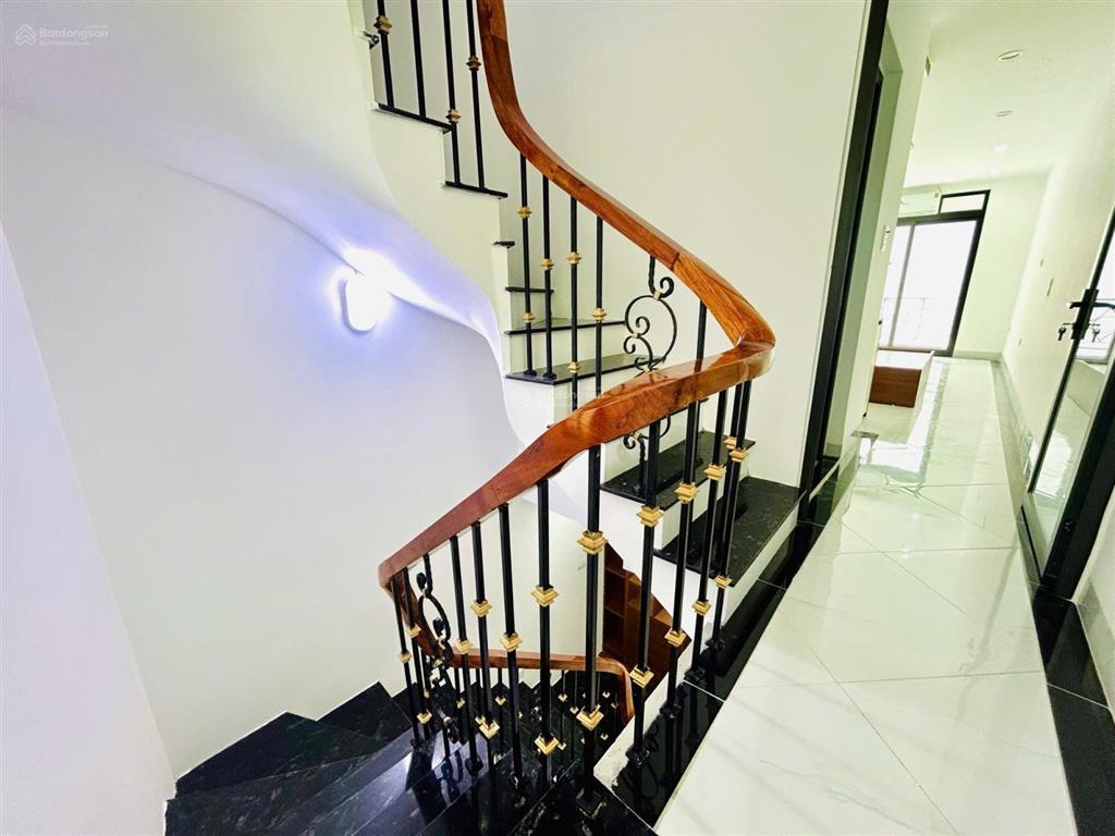 3.5 tỷ nhà đẹp ở luôn full nội thất phố lĩnh nam, dt 33m2 * 4 tầng