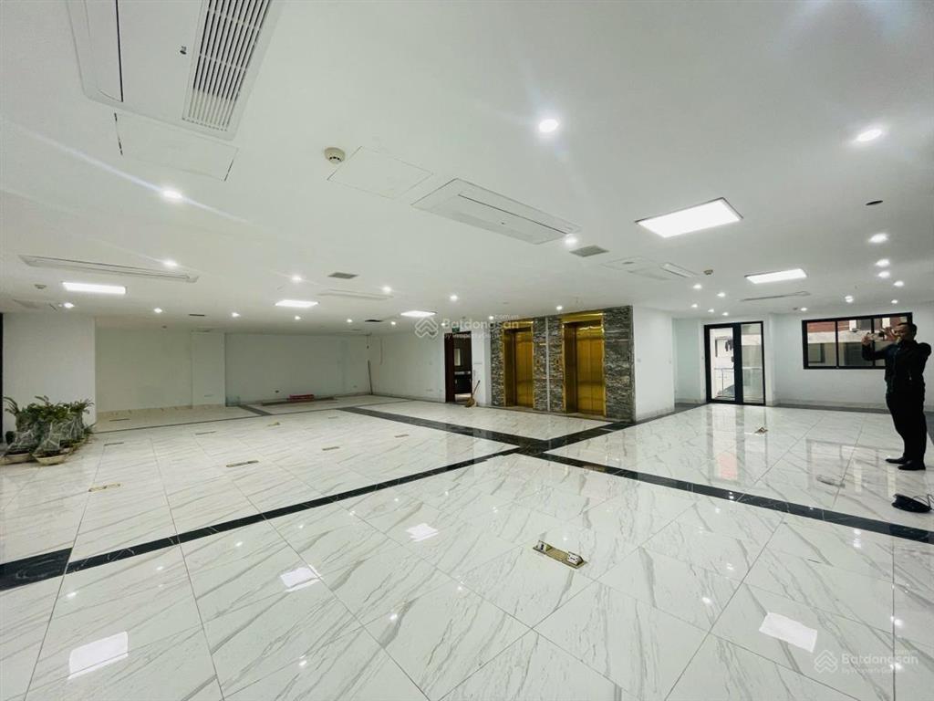 Chính chủ cần bán tòa vp lạc long quân sát hồ tây 288m2 mt 16m 8 tầng doanh thu 2 tỷ, 2 mặt thoáng
