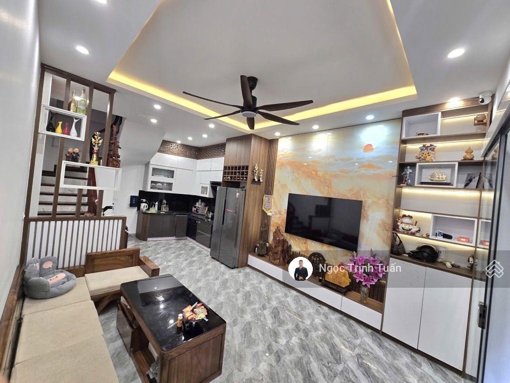 Hồng mai  ngõ thông  ô tô đỗ gần  2 thoáng trước sau  chỉ việc về ở  34mx5 tầng chỉ 9,8 tỷ