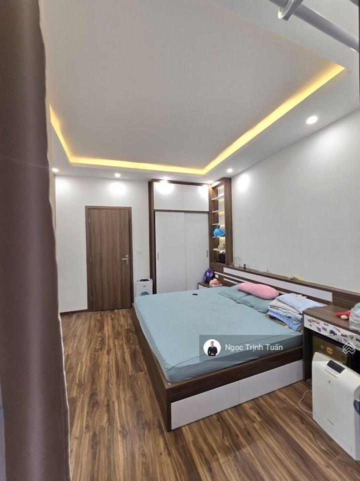 Hồng mai  ngõ thông  ô tô đỗ gần  2 thoáng trước sau  chỉ việc về ở  34mx5 tầng chỉ 9,8 tỷ